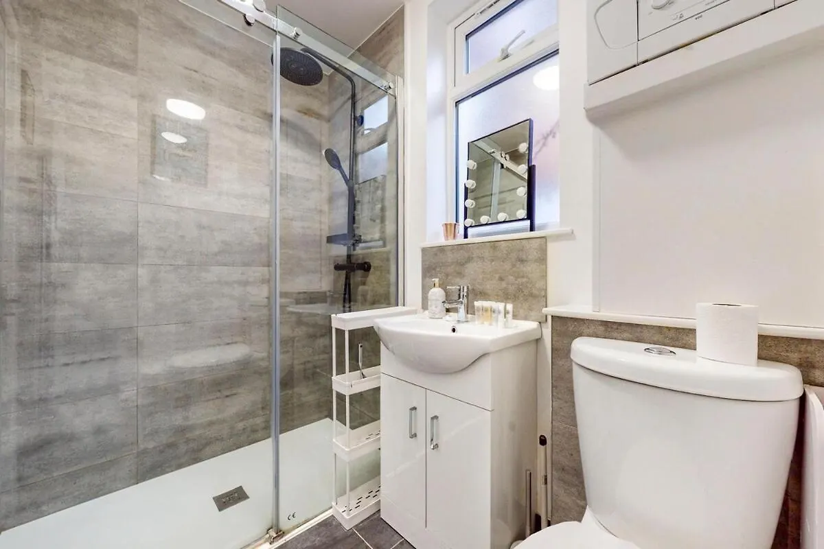 Spacious & Comfortable 2Br Apt Close To Stratford London