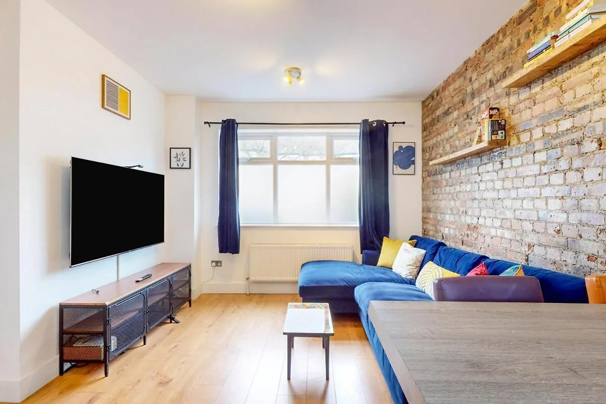 Spacious & Comfortable 2Br Apt Close To Stratford contacts